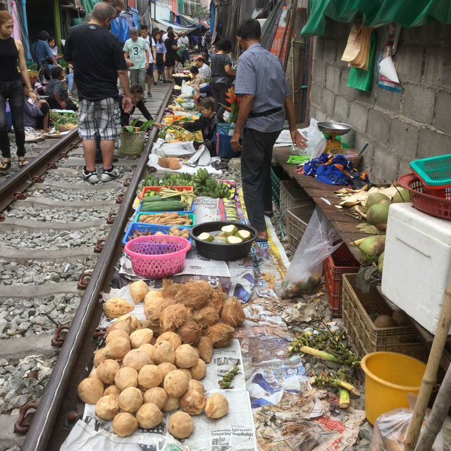 地攤與鐵道的奇妙碰撞：美功市場探索記