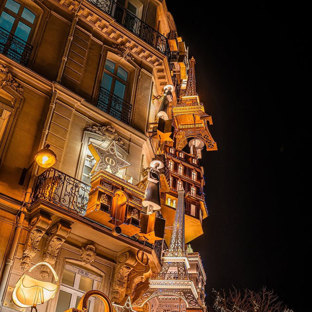 During Christmas, the Dior building in Paris 