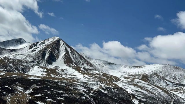 318川藏線穿越最高海拔5,130米的東達山埡口。