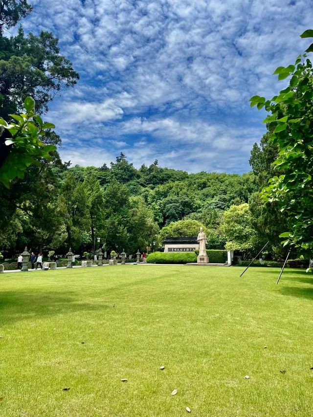 百里平畴  一峰独秀：亭林園