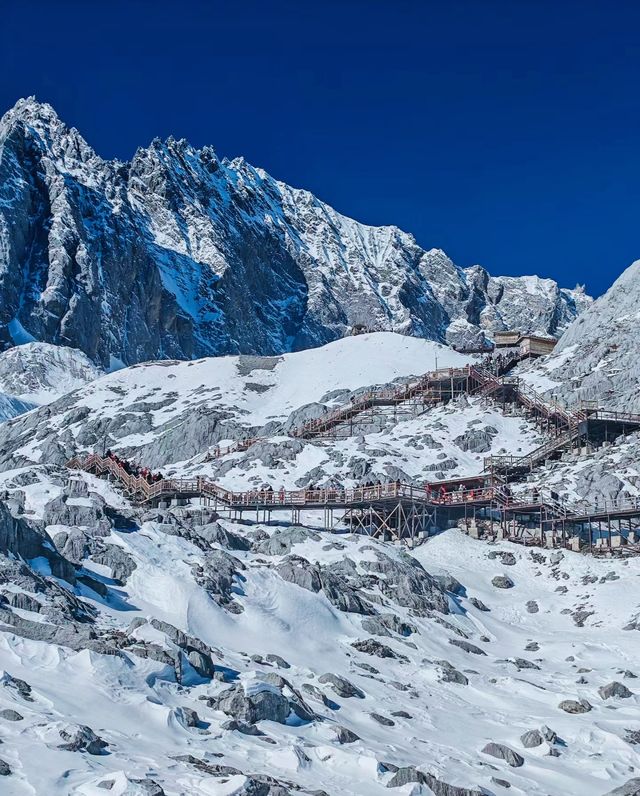 在玉龍雪山下邂逅浪漫時光