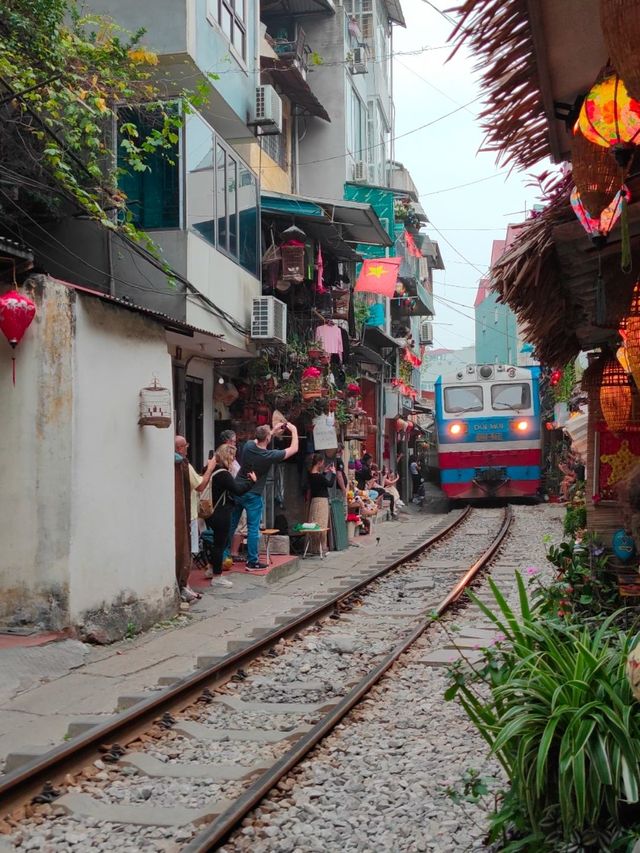 Hanoi Train Street เที่ยวฮานอย เวียดนาม