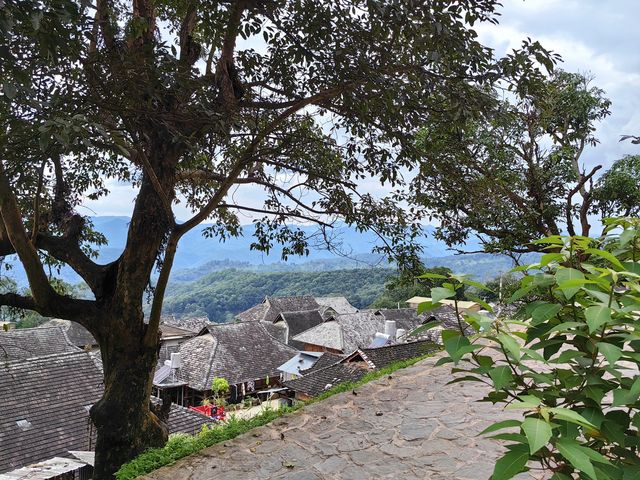 位於芒景村芒洪大寨入口的台地上，曾是芒洪佛寺舊址，現僅存一座八角塔，為全國重點文物保護單位"景邁古茶園"文物建築