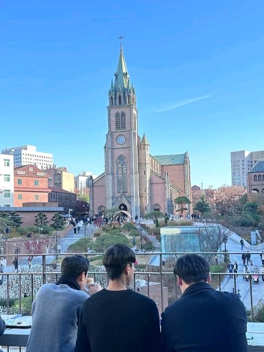 Myeongdong Cathedral Covered with Blossoms🌸