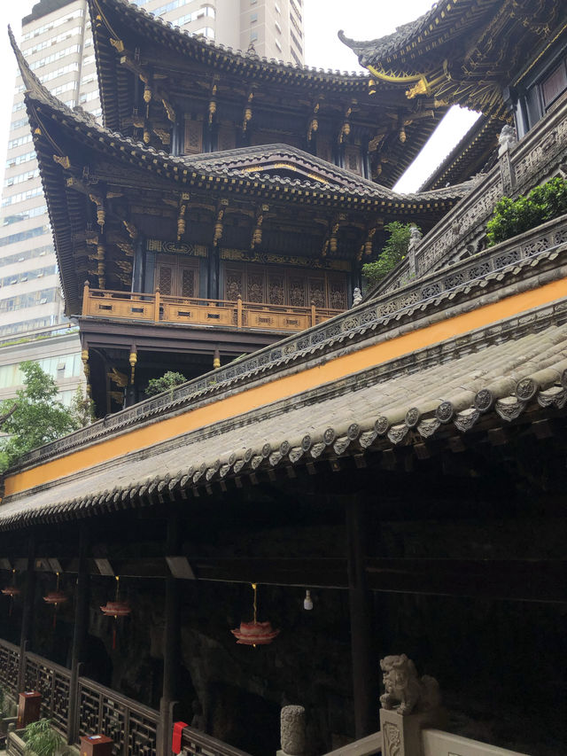 Luohan Temple: Constrast Between Old and New in Chongqing 🇨🇳