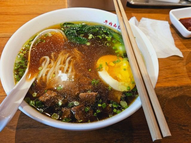 A nice and comforting beef noodles soup at Gwanghwamun