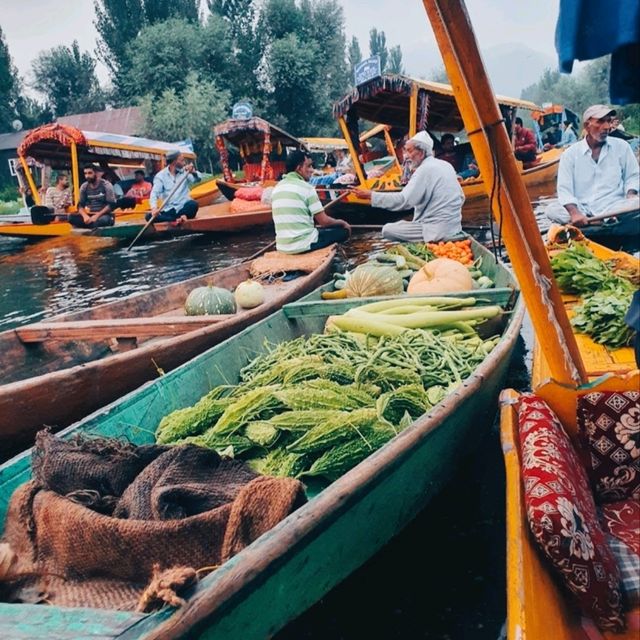 FLOATING VEGETABLE MARKET OF SRINAGAR.