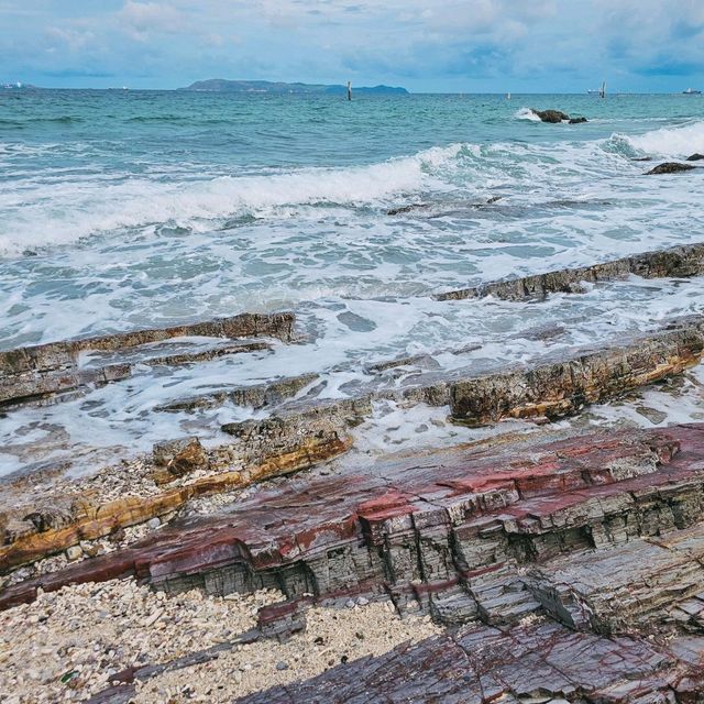 เที่ยวหาดแสมเกาะล้าน ชมถ้ำลับ เดินหาดสวย 