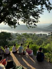 พระธาตุพูสี | หลวงพระบาง 🏘️⛰️🌳✨