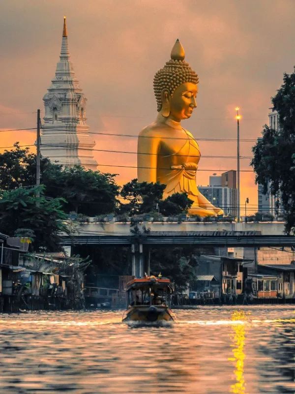 Explore Bangkok with a Chao Phraya River Cruise and Wat Arun Photoshoot