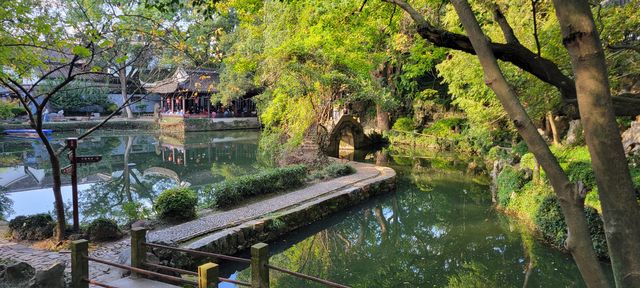 綺園：水隨山轉，山因水活。