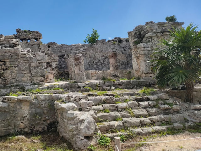 The sea and the ancient building of Tulum