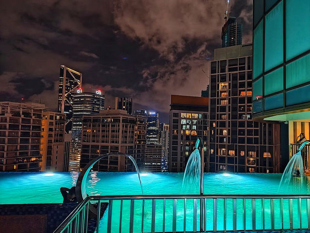 🇲🇾 Sky-High Relaxation: Dive into Ibis KL’s Infinity Pool