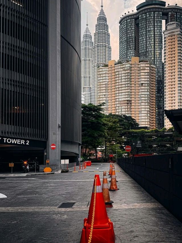 Kuala Lumpur: Where Skyscrapers Meet Culture! 🌆🌴