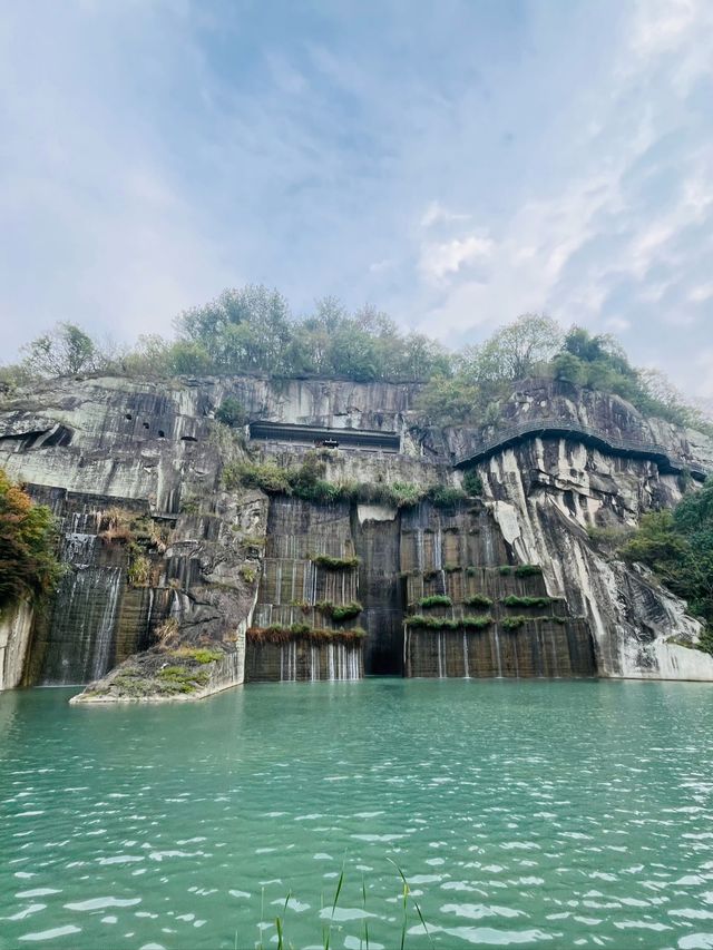 江南第一大佛所在地：新昌大佛寺。