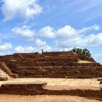 🦁 Conquer the Majestic Sigiriya Lion Rock 🏞️