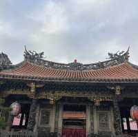 龍山寺遊記：古剎禪韻中的信仰之光