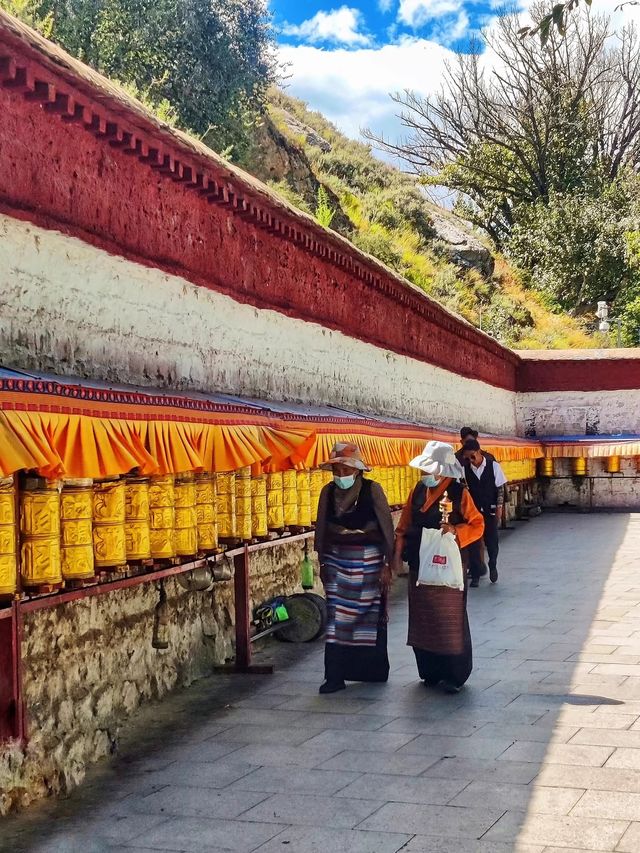 我被高山圍繞山水自為我祈禱如果經濟自由 我願一生都在路上