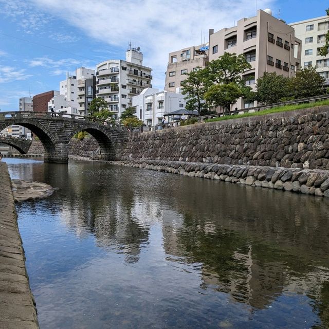 長崎の眼鏡橋の【♡石】中々、見つけられずに、幼稚園児の遠足の後に付いて行って発見！。