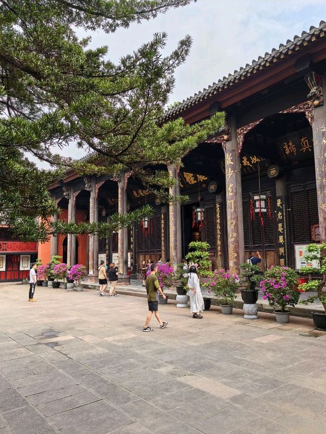 Temple with Amazing Vegetarian Restaurant in Chengdu