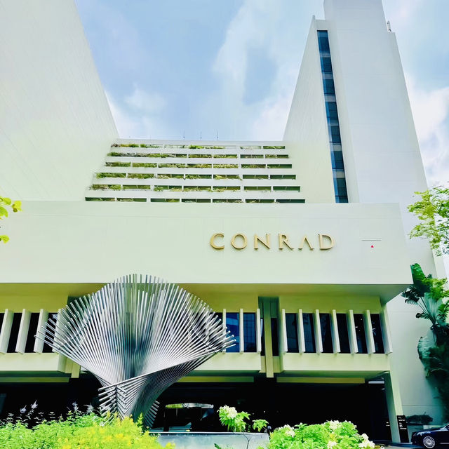 ⭐ ⭐ ⭐ Conrad Singapore Orchard!! The hotel is not far from Merlion Park and Marina Bay Gardens