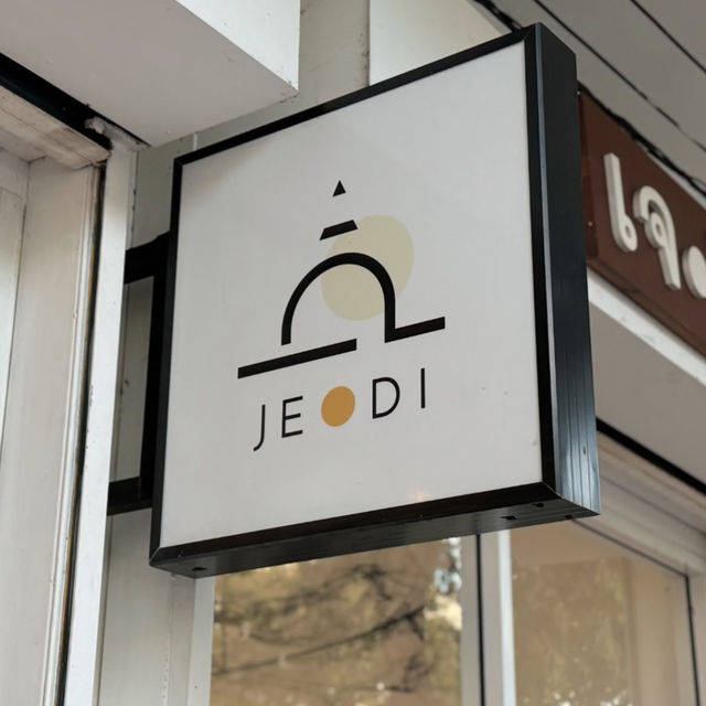 JEDI Cafe’ & Bar ย่านพระนคร