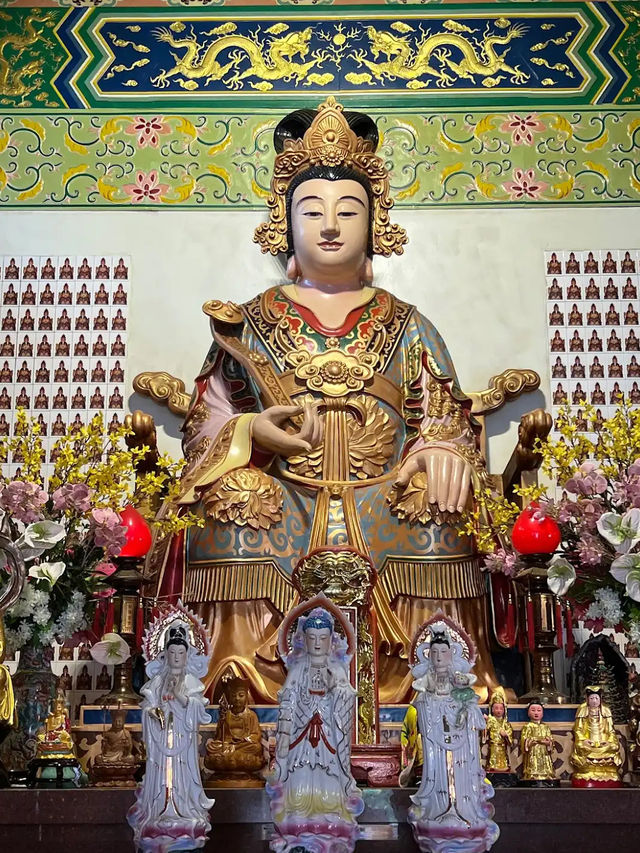 Sam Poh Tong Temple