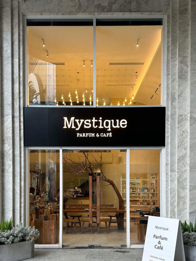 MYSTIQUE PARFUM & CAFE