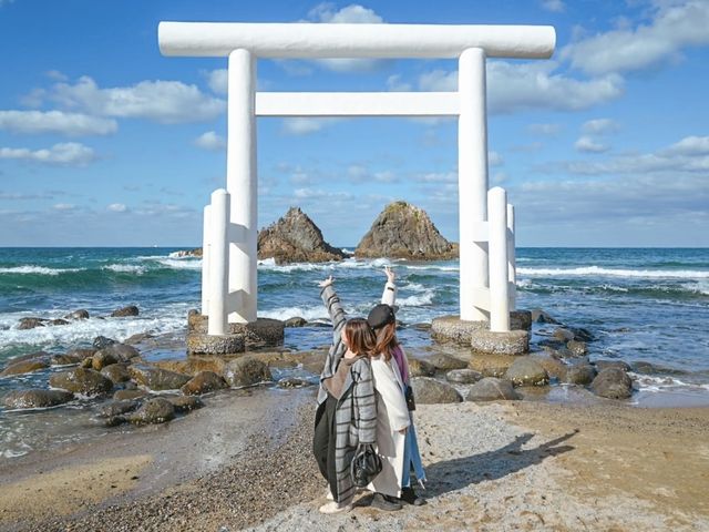 【福岡】海に続く白い鳥居と夫婦岩