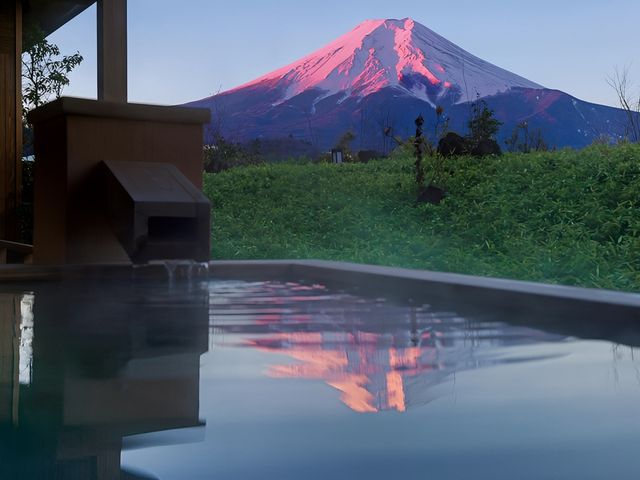 泡住溫泉睇富士山，住喺呢度太 chill 啦。