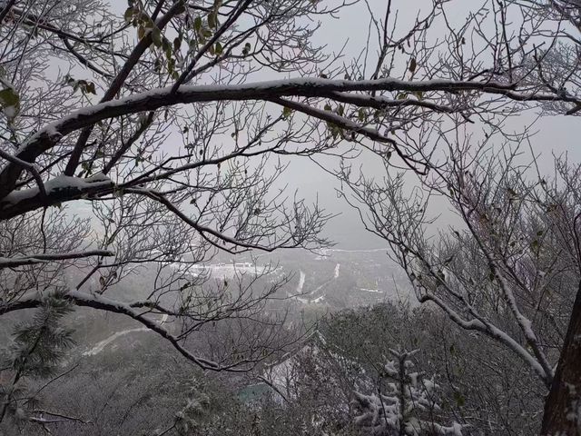 北岳恒山遇初雪人間仙境。