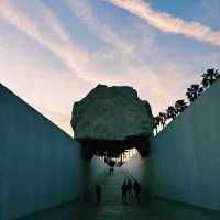 洛杉磯日落觀賞點：LACMA 的 Levitated Mass