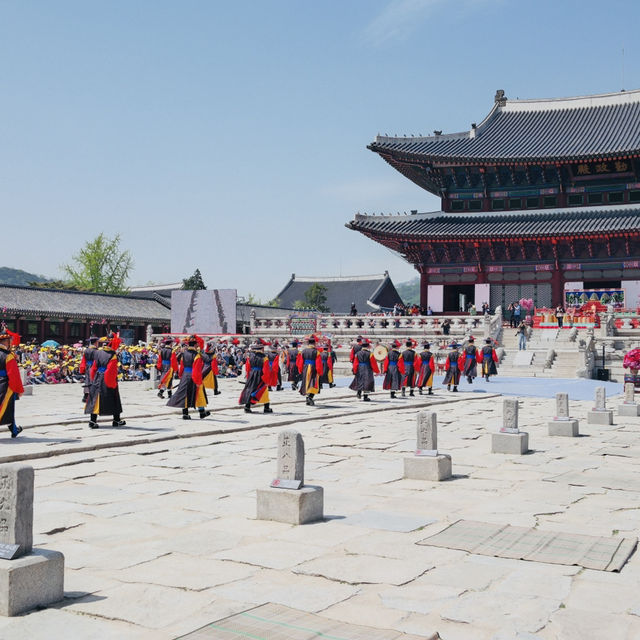 Timeless Beauty and Royal Ceremonies: Exploring Gyeongbokgung Palace!