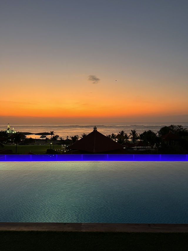 Stunning roof top pool✨🌅