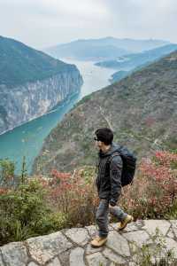 登臨三峽之巔輕舟已過萬重山