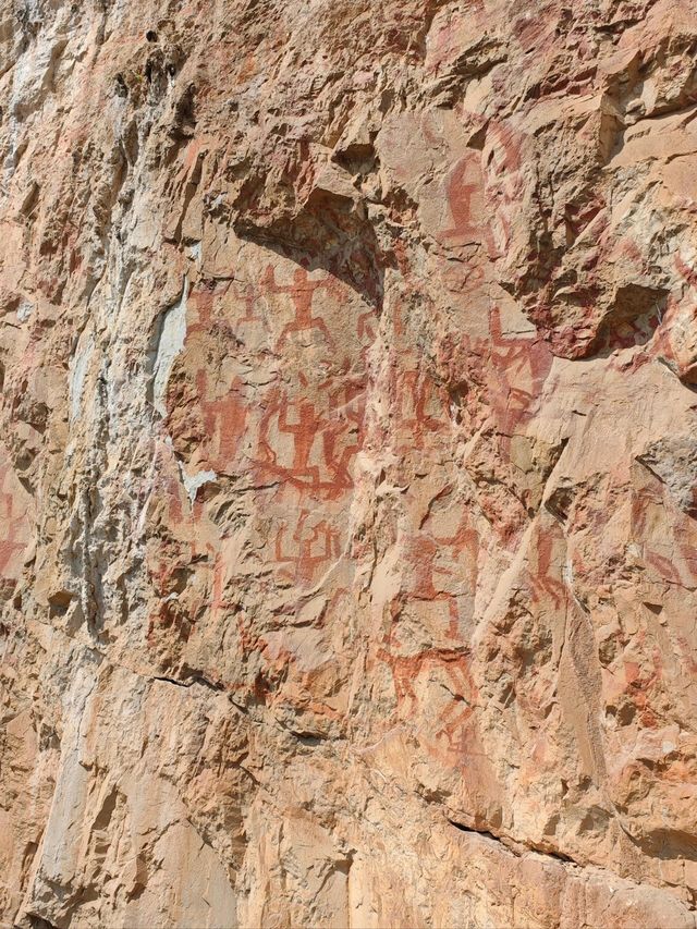 崇左花山岩畫——穿越千年的非遺圖騰岩畫。