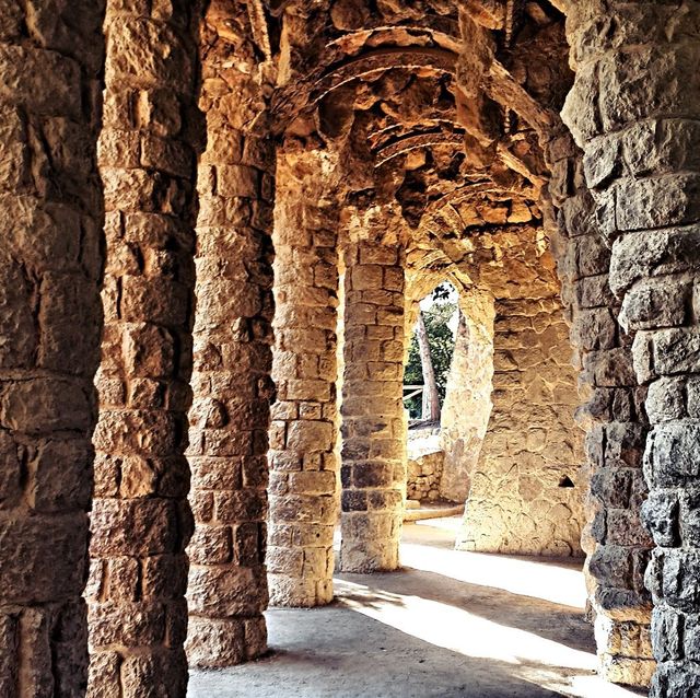 西班牙名勝深度解析：探索古埃爾公園（Parc Güell）。