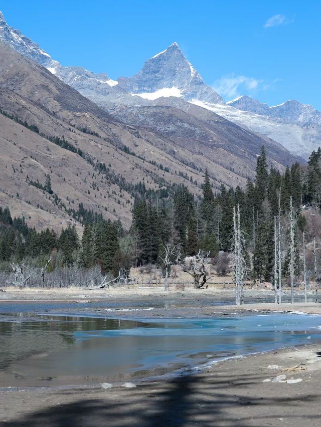 川西四姑娘山，在酒店裡就能看到日照金山