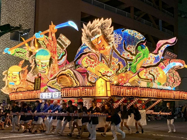 青森睡魔祭-東北三大節之一，色彩斑斕的花車巡遊，氣氛熱烈