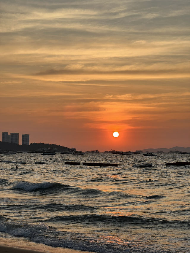 Pattaya Beach: Stunning Sunsets and Relaxing Vibes