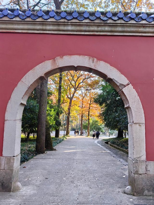 走進南京靈谷寺，去感受一下那裡的古香古色。