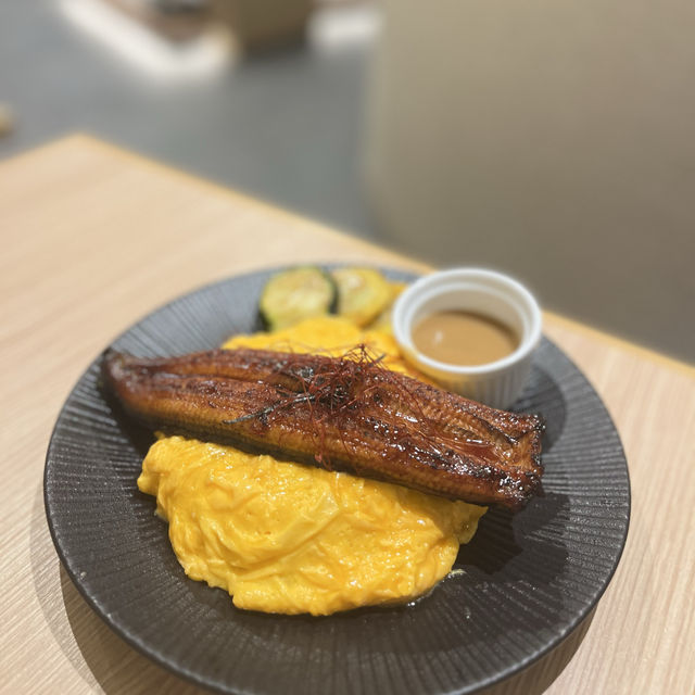 「大圍分店必食「焙茶疏乎厘pancake同原條蒲燒鰻魚日式旋風蛋包飯」