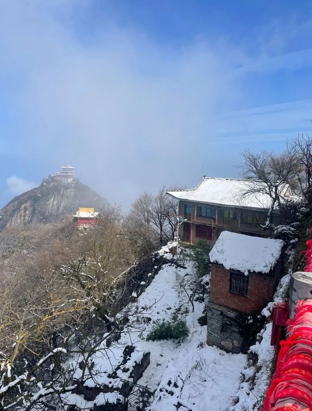 冬日的一場大雪，將終南山南五台裝扮得如同仙境。