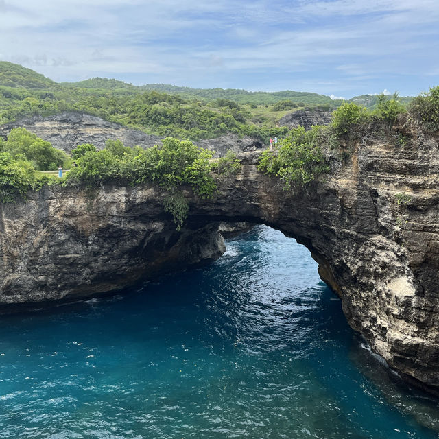 Cryrclear blue water 