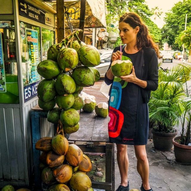 **🛣️ Discover Jakarta's Vibrant Street Life! 🇮🇩**