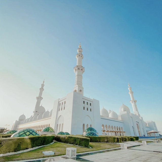 Sheikh Zayed Grand Mosque: Abu Dhabi’s Majestic White Marvel 🕌✨