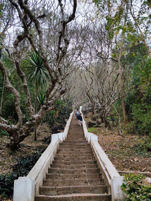 พิกัดจุดชมวิวเมืองหลวงพระบาง ที่พระธาตุพูสี