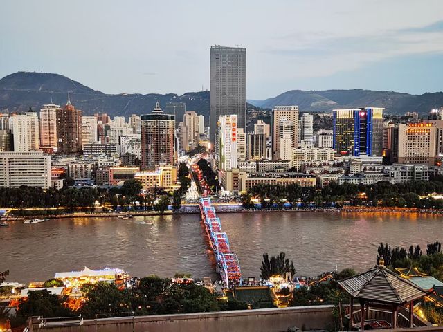 奔騰黃河第一橋——中山橋即黃河鐵橋。