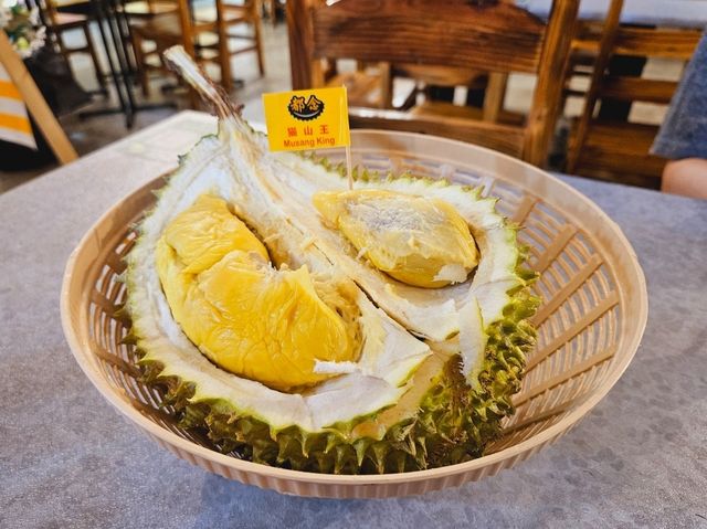 A durian encounter at Jalan Alor, Dunian Durian