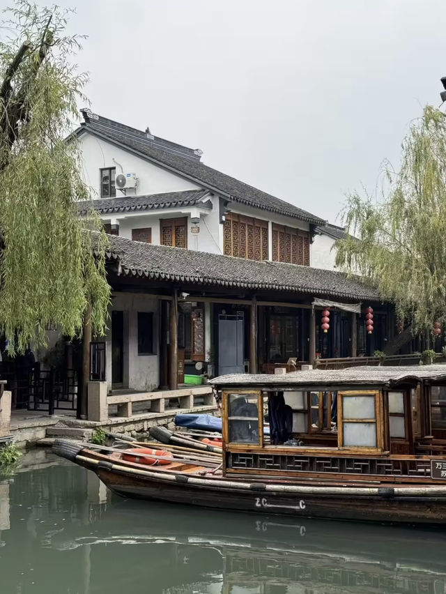 Step back in time visiting Zhouzhuang Ancient town 